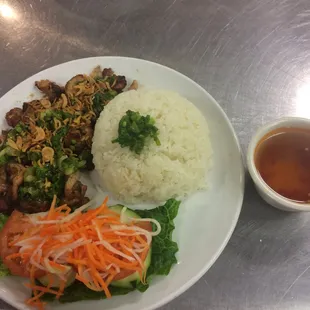 R4. Grilled Chicken / Com Thit Heo Nuong