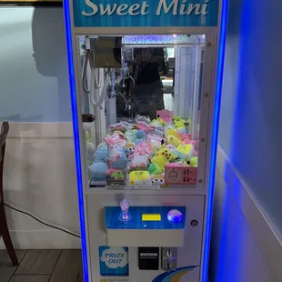 Cute claw machine
