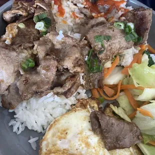 Grilled beef with egg and rice veggies