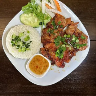 Steam rice with grilled chicken