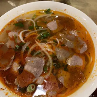 S6. Hue Spicy Lemon Grass Beef Soup Bun