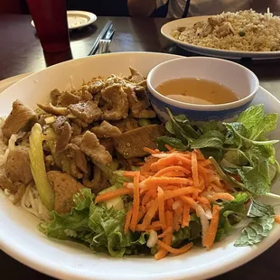 Xào Xã Őt with pork &amp; noodles