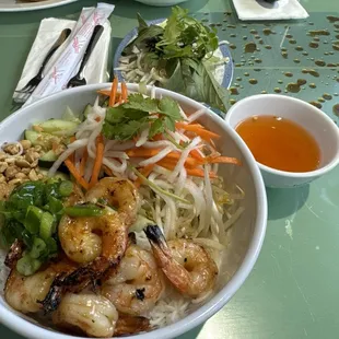 Grilled shrimp and vermicelli