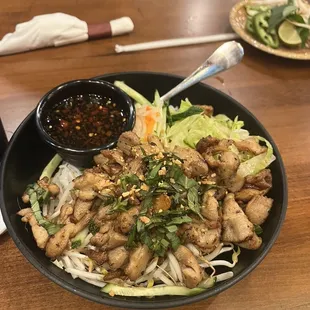 Vermicelli noodle bowl with lemongrass chicken