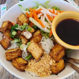 Vermicelli bowl with tofu