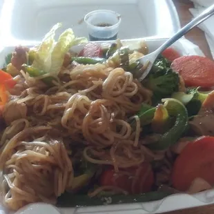 Chicken and veggies noodle plate