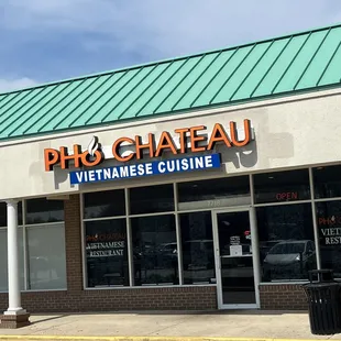 the front of a vietnamese restaurant