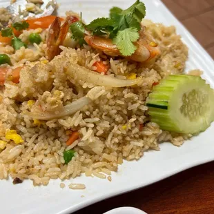 We order: Shrimp fried rice, crying tiger, Pad Siew, and Tom yum goong. The service and food was amazing. I'll definitely comeback.