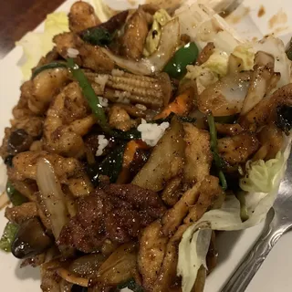 I1. Jumbo Shrimp, Beef and Chicken with Basil in Black Pepper Sauce Special