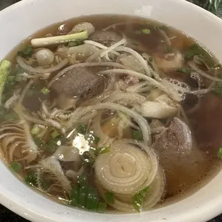 P27. Brisket, Tendon, Tripe Noodle Soup/Pho Chin, Gan, Sach