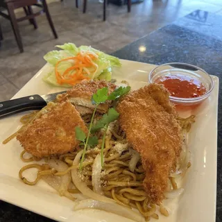 M90. Crispy Chicken Over Garlic Noodles/Mi Toi Ga Chien Don