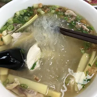 Clear noodles with sliced chicken and sliced bamboo (note: dried bamboo on menu but is not available)