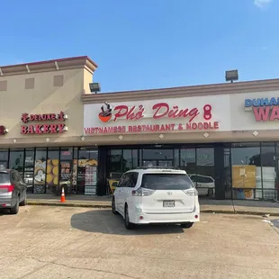 Phở Dũng Vietnamese Restaurant &amp; Noodle toạ lạc tại khu Chợ Mỹ Hoa, nằm trên Bellaire Boulevard, Houston TX