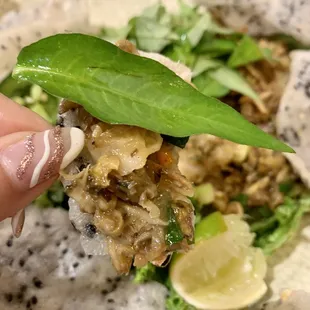 Hen Xuc Banh Da ~ Baby Clams and Pork sautéed with special spices and herbs