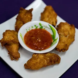 fried chicken wings with dipping sauce