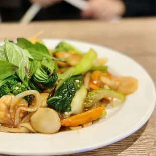 Shrimp stir-fry noodles