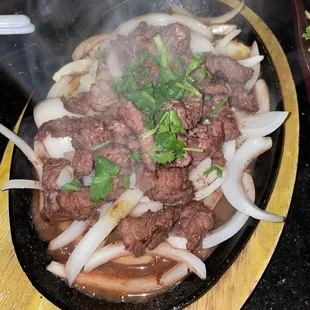 SP2 Com Bo Luc Lac - Seared beef served with steamed rice.