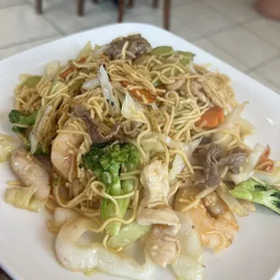 Combination lo mein