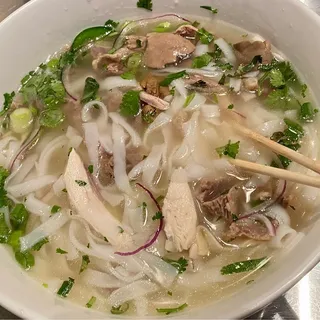 13. Chicken Meat and Giblets Noodle Soup pho ga long