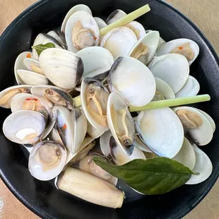 a bowl of clams