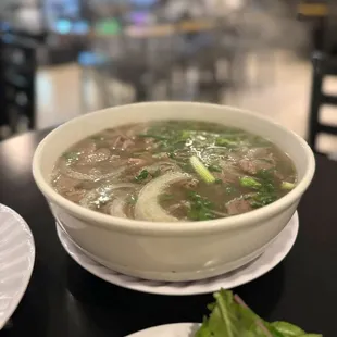 Pho Tái bò viên (Large rare steak &amp; meatball)