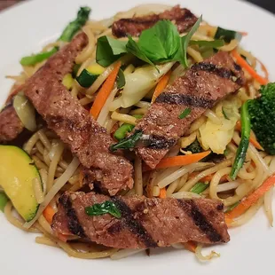 Grilled pork chow mein noodles