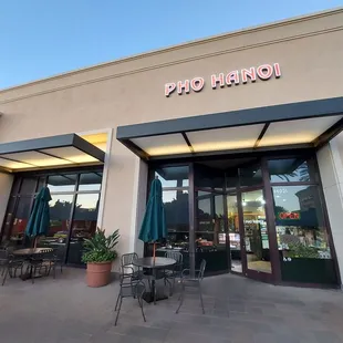 the outside of a restaurant