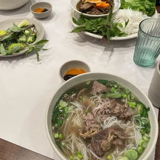 P8. Rare Steak & Boneless Short Rib Meat Pho (Phở Tái Thịt Sườn)