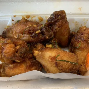 cánh gà chiên nớc mắm = $8.25
