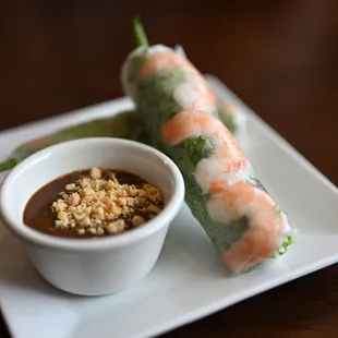 26. Gỏi Cuốn (Summer rolls w/peanut sauce)