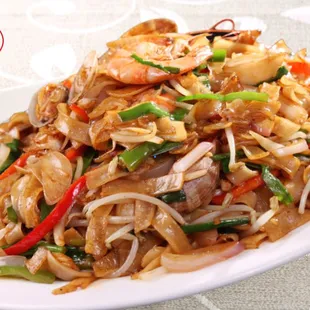 Tasty seafood chow fun with flat noodles, succulent seafood, crisp vegetables, and savory sauce. A satisfying, flavorful favorite!