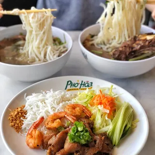 V33 - Grilled Prawn & Pork