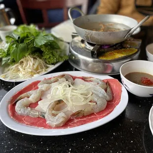 Shrimp, squid, meat in vinegar fondue