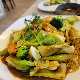 Tofu with vegetables and noodles