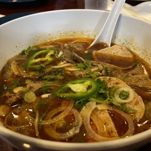 TV2. Bun bo hue (Spicy lemongrass beef noodle soup)