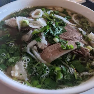 B10. Fatty Brisket, Flank, Tripe and Tendon Noodle Soup