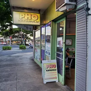 Entrance area of Pho Kapahulu.