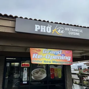 the front of a vietnamese restaurant