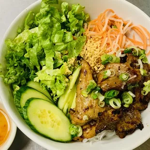 Cm/Bún Gà Nớng Xã
 Rice/Vermicelli Bowl w/ Grilled Lemongrass Chicken