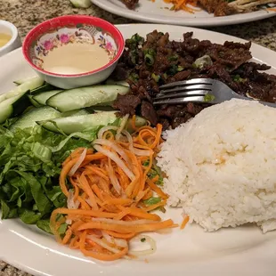 Broken rice with grilled beef