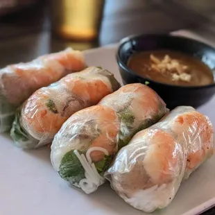 shrimp rolls with dipping sauce