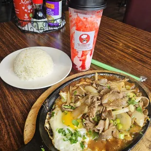 Skillet Tenderloin w/rice and Strawberry Yogurt Shake w/popping boba  so good so yummy