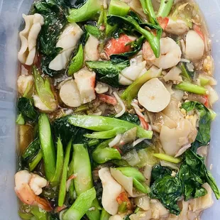 Seafood chow fun with gravy