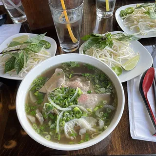 P6. Eye Rounds Steak, Flank, Fatty Brisket, Tendon, Tripe Noodle Soup / (Pho Tai, Nam, Gau, Gan, Sach)