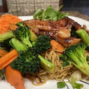 Egg noodle stir fried with churn and veggies