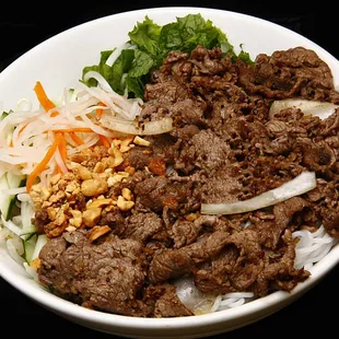 Bun Thit Xao Sa Ot - Beef vermicelli noodles w/ veg.