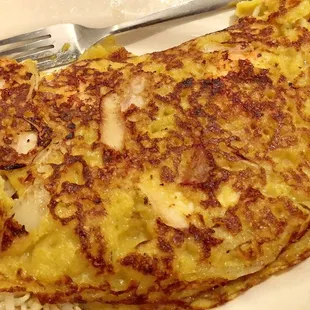 Crispy rice crepe stuffed with chicken, shrimp, and fish balls
