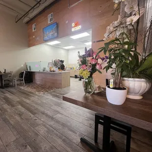 I came really early and they already got people order Togo! Good job!