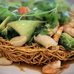 Mì Xào Bò Hoặc Hải Sản ( Giòn Hay Mềm )  Stir Fried Beef Or Sea Food With Egg Noodles (Crispy Or Soft)