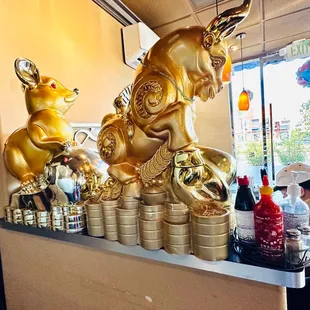 a gold statue of a pig and a piggy